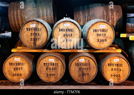 Vista di scotch whisky di barili in magazzino a Bowmore distilleria sull isola di Islay nelle Ebridi Interne della Scozia, Regno Unito Foto Stock