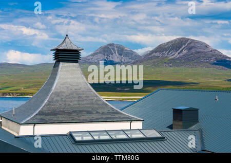 Vista del nuovo Ardnahoe distilleria sull isola di Islay con pappe del Giura alla parte posteriore nelle Ebridi Interne della Scozia, Regno Unito Foto Stock