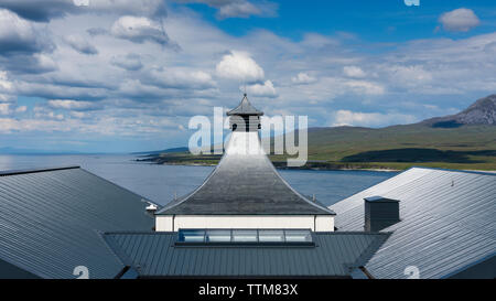 Vista del nuovo Ardnahoe distilleria sull isola di Islay nelle Ebridi Interne della Scozia, Regno Unito Foto Stock