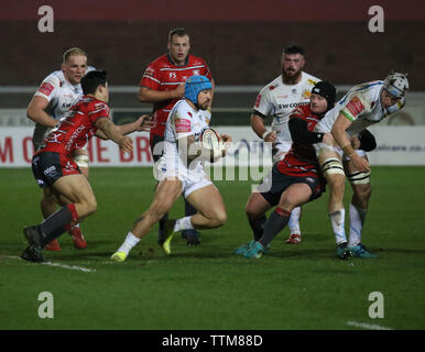 Exeter Chiefs Jack rottura Nowell libera dalla difesa di Gloucester al Kingsholm Stadium, Gloucester, Regno Unito. Foto Stock