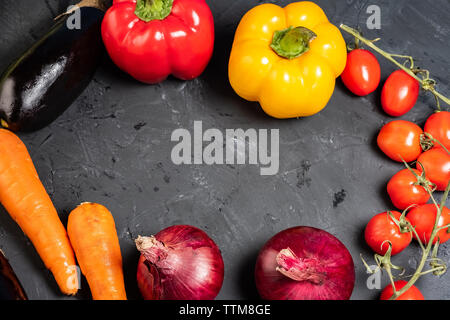 Uno stile di vita sano è la disposizione delle verdure, pomodoro, pepe.le cipolle e le carote Foto Stock