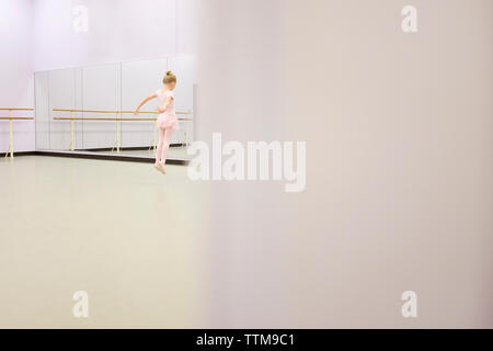 Ragazza in ballo nel lato anteriore dello specchio retrovisore Foto Stock