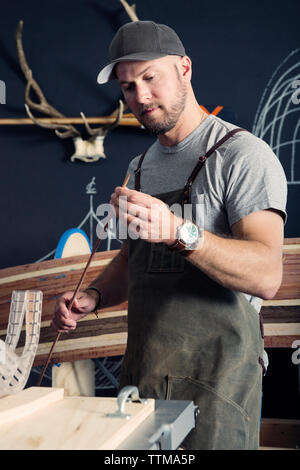 Carpenter lavorando su canoe Foto Stock