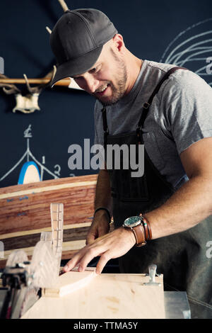 Carpenter lavorando su canoe Foto Stock