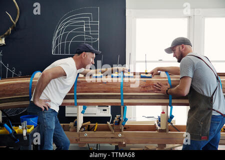 Carpentieri di lavoro su canoe Foto Stock