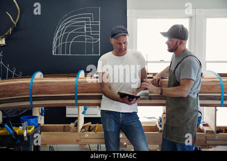 Carpentieri di lavoro su canoe Foto Stock