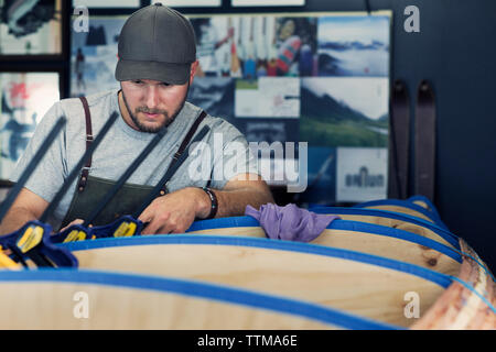 Carpenter lavorando su canoe Foto Stock