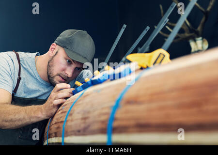 Carpenter lavorando su barche in legno Foto Stock