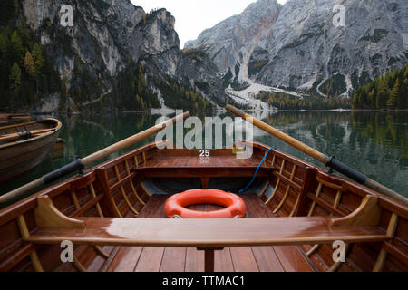 Immagine ritagliata della barca ormeggiata sul lago calmo da mountain Foto Stock