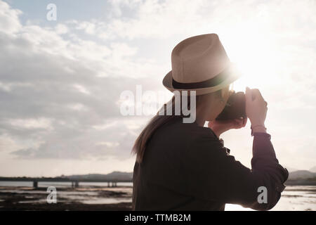 La donna in vacanza nel Panama e scattare foto con la fotocamera Mirrorless Foto Stock