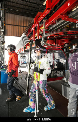 Stati Uniti d'America, Colorado, Aspen, sciatori scaricare la gondola alla sommità della collina di Ajax, Aspen Ski Resort Foto Stock