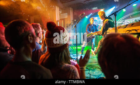 Stati Uniti d'America, Colorado, Aspen, Gerry Beckley e Dewey Bunnell della banda America marmellata e riprodurre musica a pancia in su in centro di Aspen Foto Stock