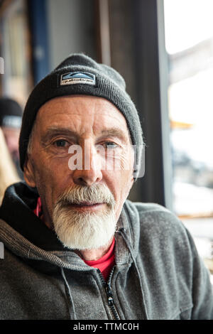 Stati Uniti d'America, Colorado, Aspen, ritratto di un uomo locale a Victoria del vino espresso bar, centro di Aspen Foto Stock