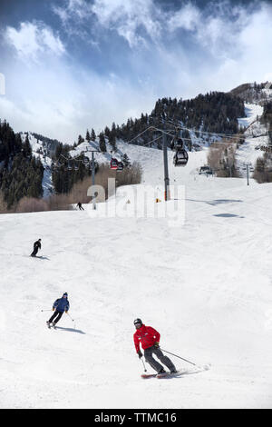 Stati Uniti d'America, Colorado, Aspen, sciatori alla base di Aspen Mountain Ski Resort con la gondola in distanza, Ajax Foto Stock