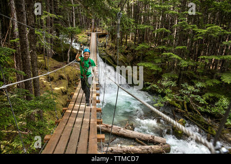 Stati Uniti d'America Alaska, Sitka, il Grizzly Falls Zipline Spedizione nell area di Dyea ha undici stazioni ziplining che ti portano ad alta nella tettoia con viste Foto Stock