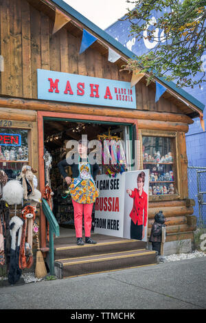 Stati Uniti d'America, Alaska, Anchorage, store chiamato Masha, Proprietario Inga nella parte anteriore del suo store Foto Stock