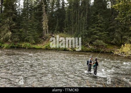 Stati Uniti d'America, Alaska, Coopers atterraggio, Kenai River, pescatori pesca sul fiume Kenai Foto Stock