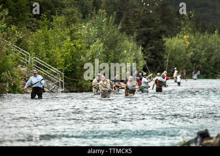 Stati Uniti d'America, Alaska, Coopers atterraggio, Kenai River, pescatori pesca sul fiume Kenai Foto Stock