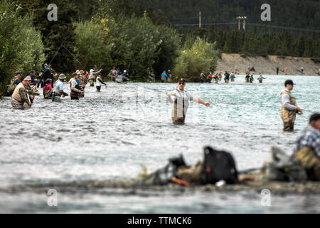 Stati Uniti d'America, Alaska, Coopers atterraggio, Kenai River, pescatori pesca sul fiume Kenai Foto Stock