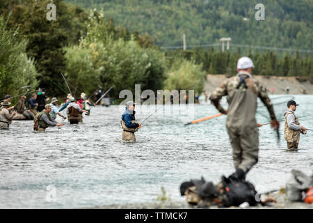 Stati Uniti d'America, Alaska, Coopers atterraggio, Kenai River, pescatori pesca sul fiume Kenai Foto Stock
