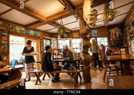 Stati Uniti d'America, Alaska, Coopers atterraggio, Kenai River, all'interno del ristorante Kingfisher Roadhouse Foto Stock