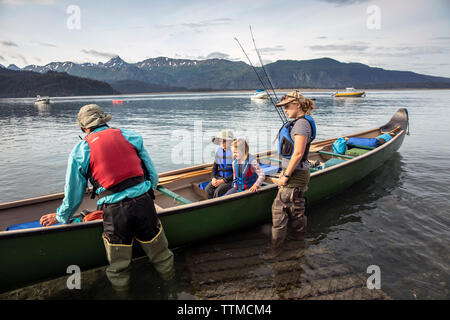 Stati Uniti d'America, Alaska, Omero, Cina Poot baia Kachemak Bay, voce fuori dal Kachemak Bay Wilderness Lodge in canoa Foto Stock