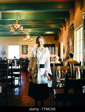 USA, Arizona, cameriera nella sala da pranzo dell'hotel la Posada, Winslow Foto Stock