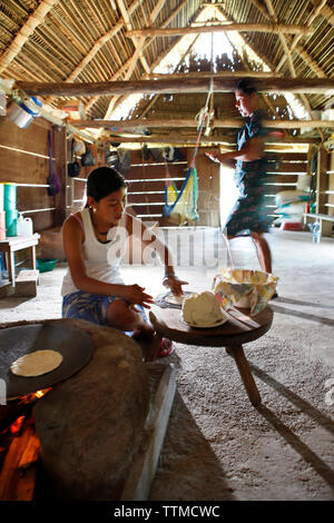 BELIZE, Punta Gorda, Distretto di Toledo, cheratina Mes rende tortillas per pranzo, San Jose villaggio Maya Foto Stock