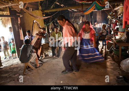 BELIZE, Punta Gorda, Distretto di Toledo, un gruppo di musicisti suonano nel villaggio Maya di San Jose, Morning Star Group Foto Stock