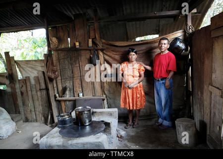 BELIZE, Punta Gorda, Distretto di Toledo, Cosme e Selestina Cho nella loro casa nel villaggio Maya di San Jose Foto Stock