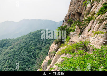 Il listone sanhuang modo fissata al lato della scogliera sul Monte brano nella Provincia di Henan in Cina. Foto Stock