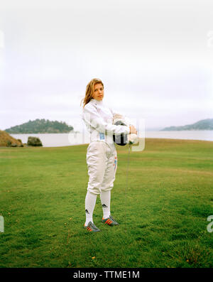 Stati Uniti, California, ritratto di una giovane donna Fencer, Tiburon Foto Stock