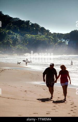 Messico, San Pancho, San Francisco, un paio di passeggiate mano nella mano su San Pancho Beach Foto Stock