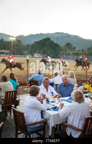 Messico, San Pancho, San Francisco, spettatori hanno la cena e guardare una partita di polo Foto Stock