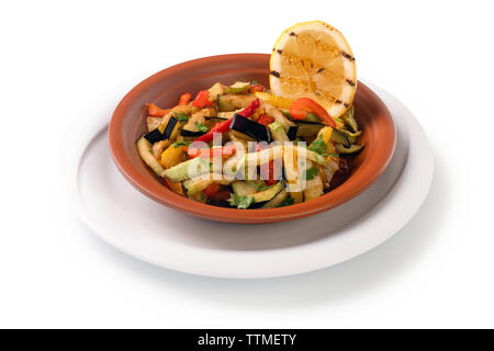 Verdure grigliate insalata su piastra, vegane di ortaggi vari isolati su sfondo bianco Foto Stock