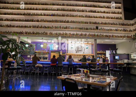 Stati Uniti d'America, Oregon, Ashland, serata shot interno della Caldera Ristorante e Birreria Foto Stock