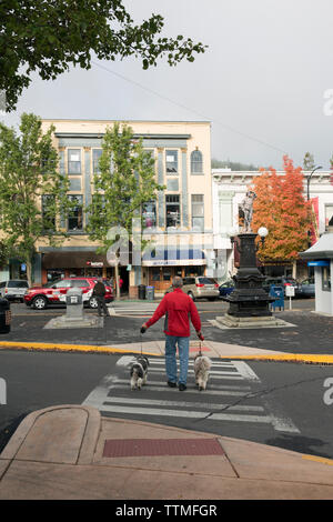 Stati Uniti d'America, Oregon, Ashland, scene di strada nel centro cittadino di Ashland su East Main Street Foto Stock