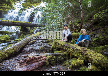 Stati Uniti d'America, Oregon, Oregon Cascades, ragazzi escursione e check out il Proxy superiore cade nel Wilamette Foresta Nazionale all' inizio dell' autunno, McKenzie Pass Foto Stock