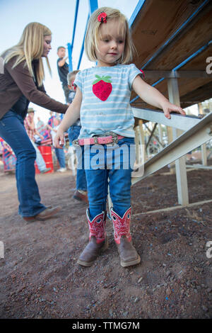 Stati Uniti d'America, Oregon, Suore sorelle Rodeo, bambini guardare gli eventi presso le Suore Rodeo Foto Stock