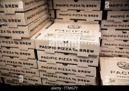Stati Uniti d'America, Oregon, piegare, Pacific Pizza e birra, scatole impilate Foto Stock