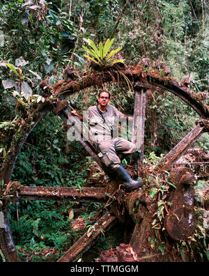 PANAMA, a Cana, uno scienziato siede in un vecchio ingranaggio che era parte di una miniera d'oro, uno dei più produttivi miniere d oro nelle Americhe, miniera di spagnolo in la Foto Stock