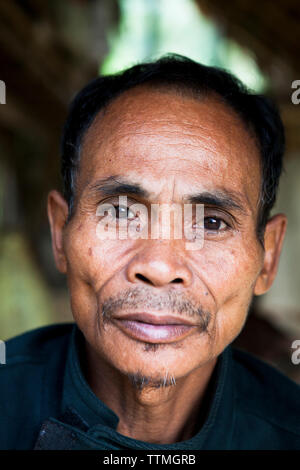 Filippine, Palawan Barangay regione, ritratto di Batak capo nella sua casa di villaggio Kalakwasan Foto Stock