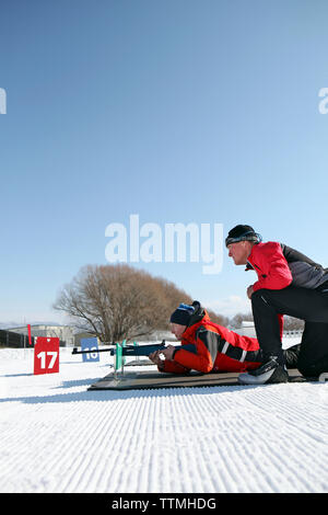 Stati Uniti d'America, Utah, Midway, soldato cava, imparare a gare di Biathlon, preparazione per sparare Foto Stock