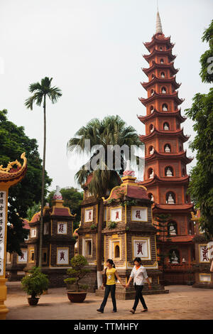 Il Vietnam, Hanoi, una giovane coppia a piedi intorno al Tran Quoc Pagota situato al lago Hoan Kiem Foto Stock