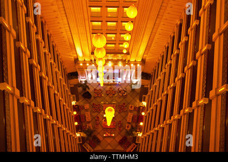 VIETNAM, Saigon, ho chi Minh City, che guarda dall'ultimo piano nella lobby dell'hotel Renaissance Riverside Foto Stock