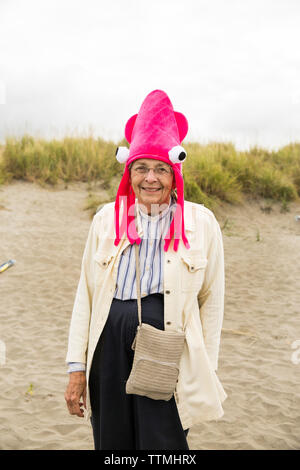 Stati Uniti d'America, nello Stato di Washington, spiaggia lunga penisola, International Kite Festival, donna indossa un cappello di calamari alla creatura del mare aquiloni evento Foto Stock