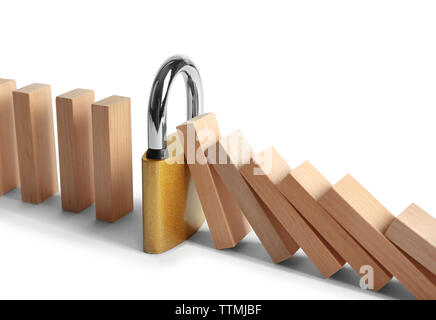 Blocchi di legno e blocco giallo isolato su bianco Foto Stock