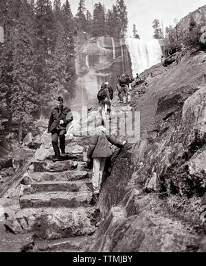 Stati Uniti d'America, in California, del Parco Nazionale Yosemite, escursionismo il sentiero a primaverile cade (B&W) Foto Stock