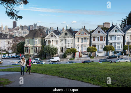 Stati Uniti, California, San Francisco, NOPA, Alamo Park con vedute della città e il Painted Ladies Foto Stock