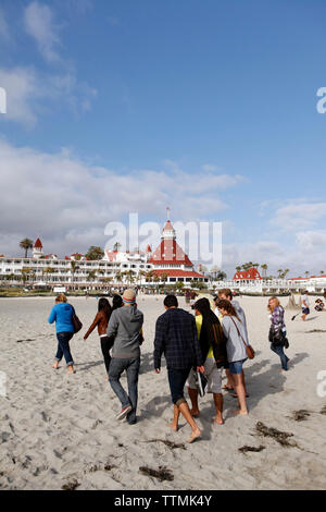 Stati Uniti, California, San Diego, Stati Uniti, California, San Diego, la famiglia si riunisce sulla spiaggia di fronte all'hotel del Coronado Foto Stock